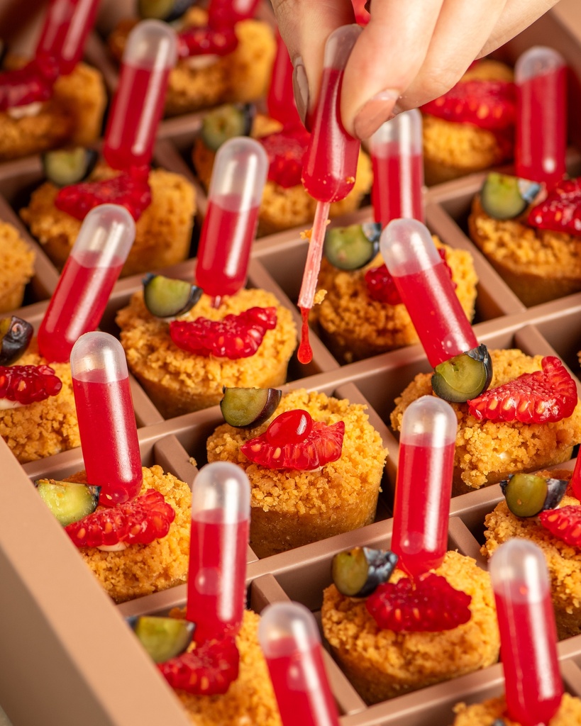 MINI STRAWBERRY CHEESECAKE BOX